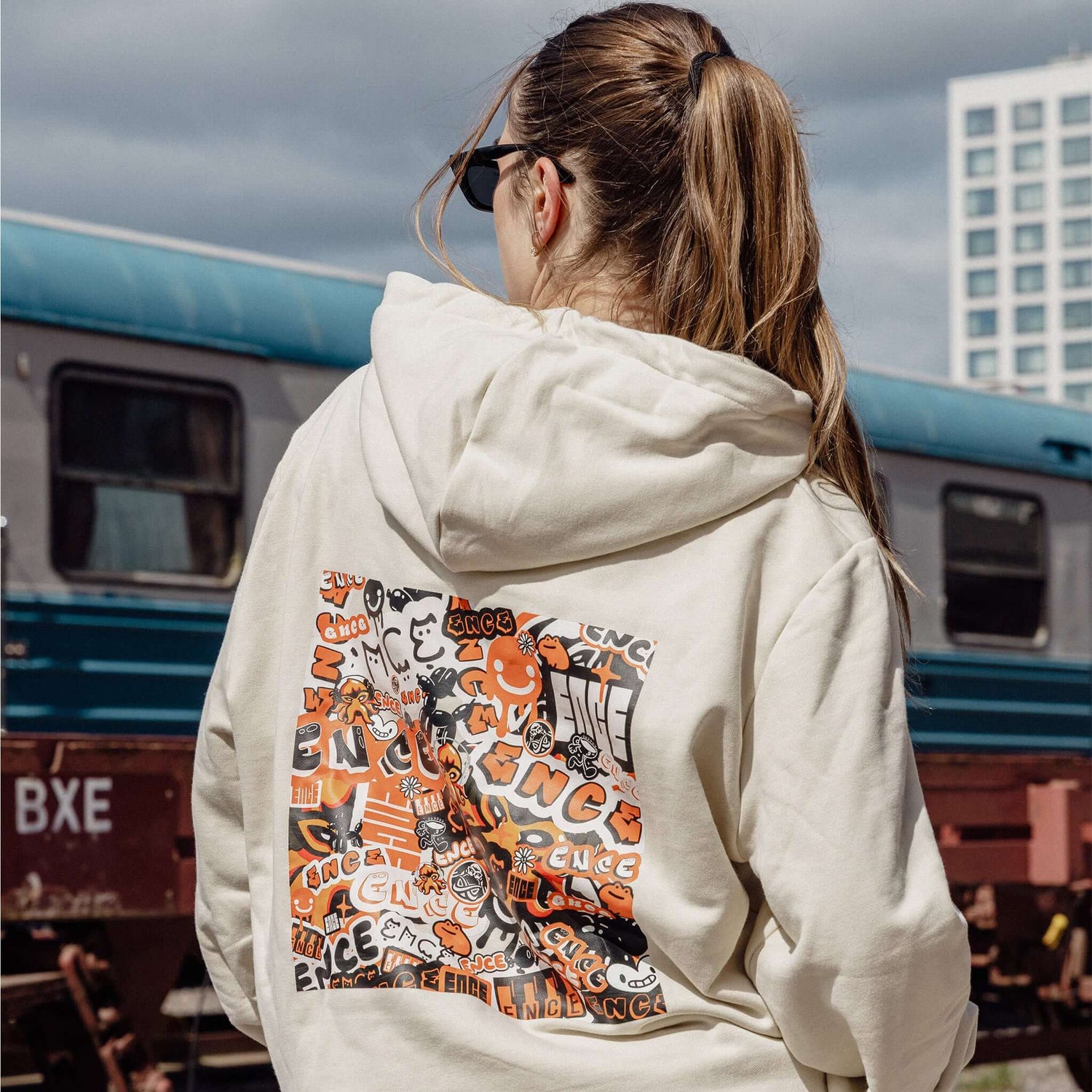 GRAFFITI Light Hoodie Bone White